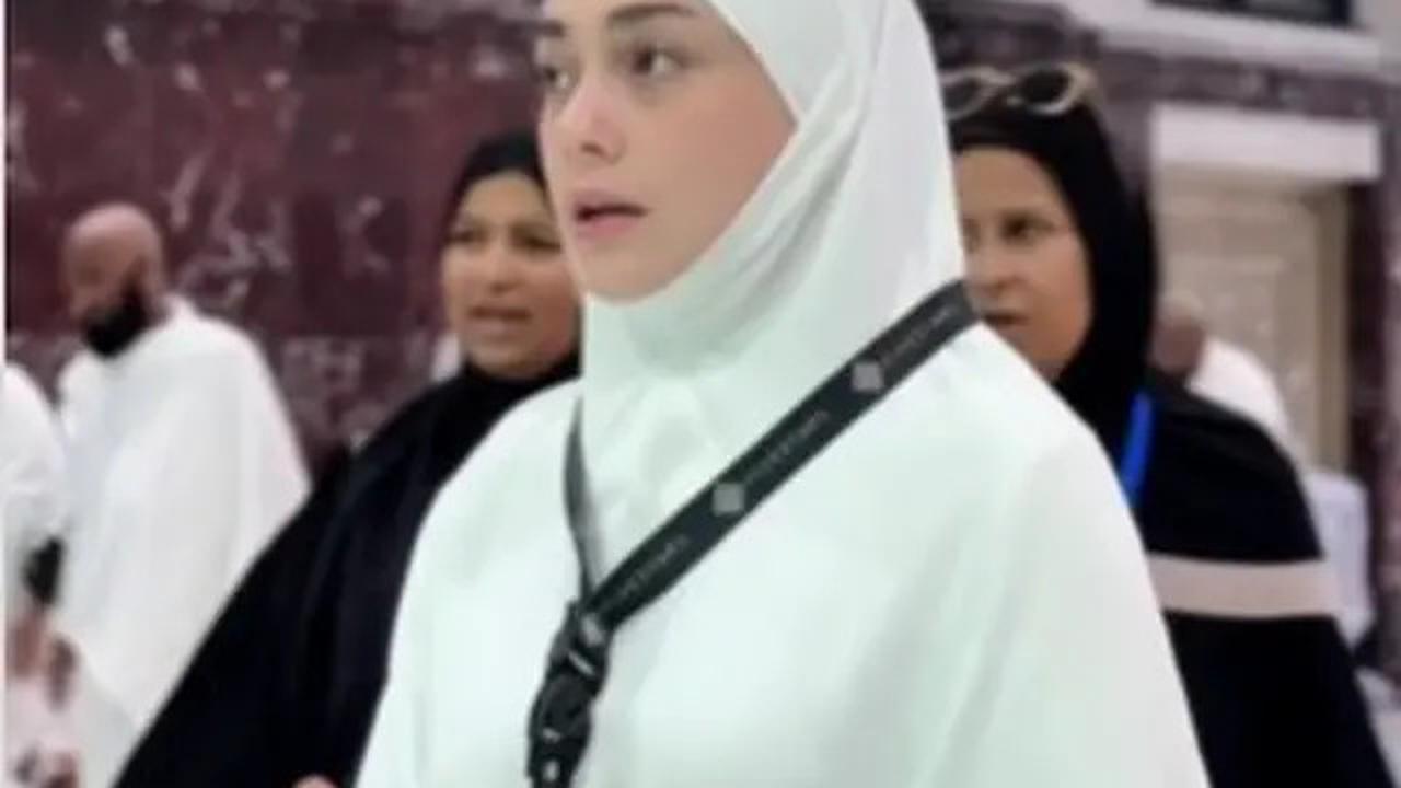 Potret Celine Evangelista Umrah, Suasana Penuh Haru di Tanah Suci