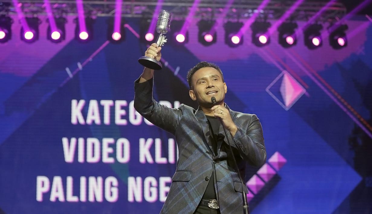 Judika Bawa Pulang Dua Piala SCTV Music Awards 2019 - News ...
