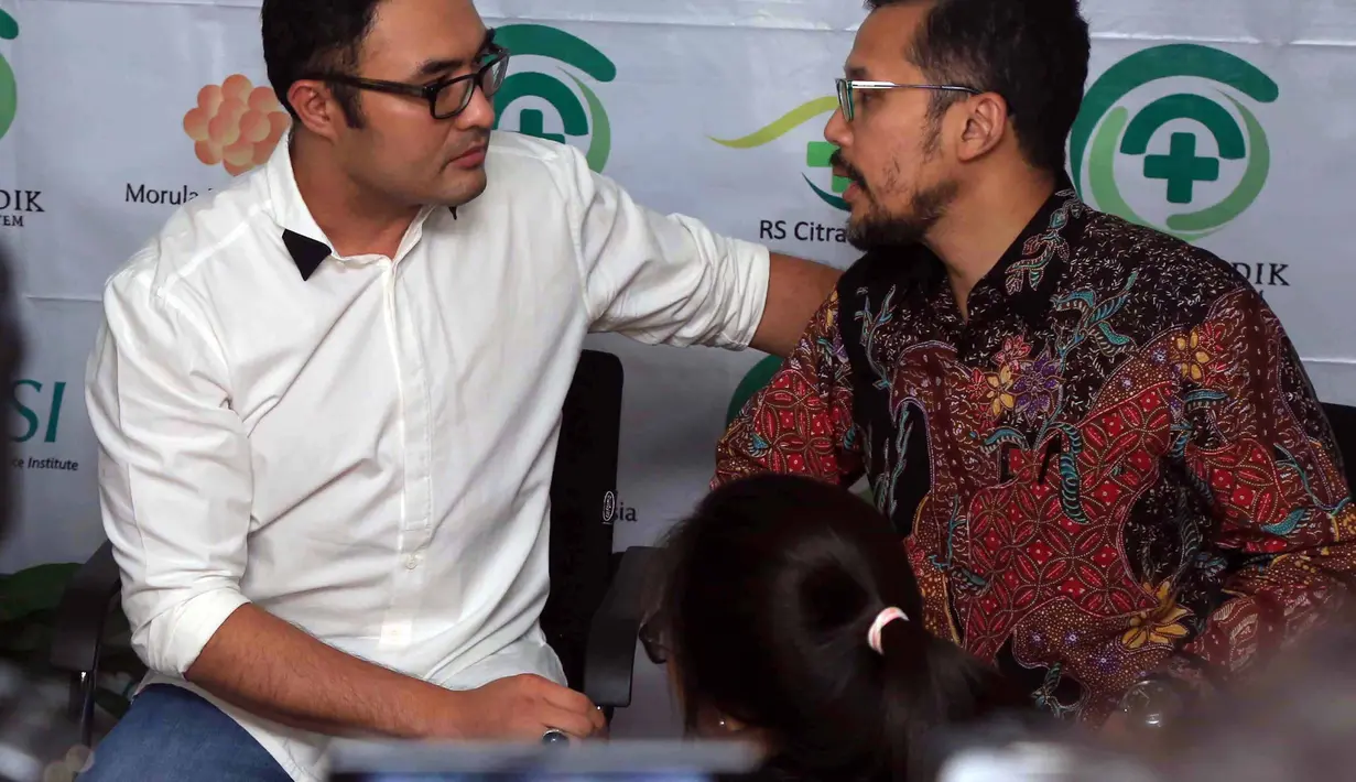 Anak pasangan Surya Saputra dan Cynthia Lamusu lahir lebih cepat dari perkiraan. Menurut prediksi dokter, anak kembar pasangan ini akan lahir pada Desember mendatang. Alasan medis, persalinan dipercepat. (Nurwahyunan/Bintang.com)