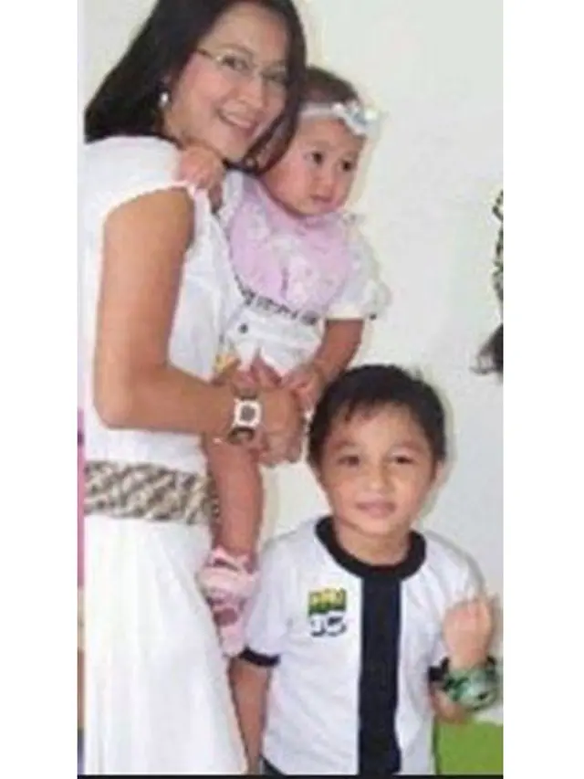 6 Potret Kebersamaan Okie Agustina dan Kiesha Alvaro dari Kecil hingga Kini