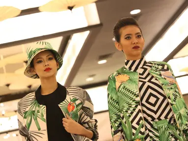 Model mengenakan busana batik pada soft launching New Playground-The Legacy, Lippo Mall Kemang, Jakarta, Rabu (12/10). The Legacy menghadirkan produk lokal desainer Indonesia, pengrajin, serta pengusaha berskala UKM. (Liputan6.com/Immanuel Antonius)