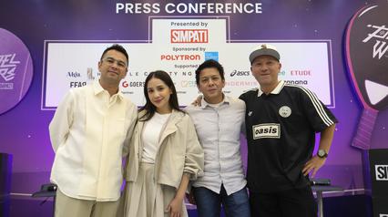 Pasangan selebritas Raffi Ahmad dan Nagita Slavina, Ariel Noah dan Gading Marten (dari kiri ke kanan) berfoto bersama usai memberi keterangan terkait gelaran ajang olahraga Padel terbesar bertajuk Padel Wars Presented by Simpati di Jakarta, Senin (10/11/2025). Raffi Ahmad dan Nagita Slavina melalui RANS Entertainment kembali menghadirkan event sportainment di pengujung tahun dalam tajuk "Padel Wars Presented by Simpati."  (KapanLagi.com/Budy Santoso)