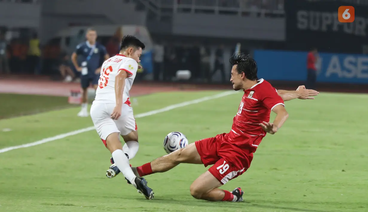 Pemain Timnas Indonesia dan Vietnam berebut bola pada laga Grup A Piala AFF 2026 di Stadion Pakansari, Bogor, Senin (3/8/2026). Timnas Indonesia kalah 0-3 dari Vietnam sehingga turun ke peringkat ketiga klasemen sementara Grup A, namun masih memiliki peluang lolos ke semifinal jika mampu mengalahkan Singapura pada laga terakhir. (KLY/ Budy Santoso)