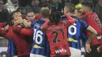 Laga antara AC Milan kontra Inter Milan pada pekan ke-33 Serie A Liga Italia 2023/2024 yang menjadi laga resmi Derby Della Madonnina edisi ke-239 diwarnai beberapa momen panas. Wasit pun terpaksa mengeluarkan 6 kartu kuning dan 3 kartu merah dalam laga tersebut yang berujung kebahagiaan bagi Inter Milan yang akhirnya menyegel gelar Liga Italia ke-20 sepanjang sejarah. Berikut beberapa momen panas yang terekam kamera. (AP Photo/Luca Bruno)