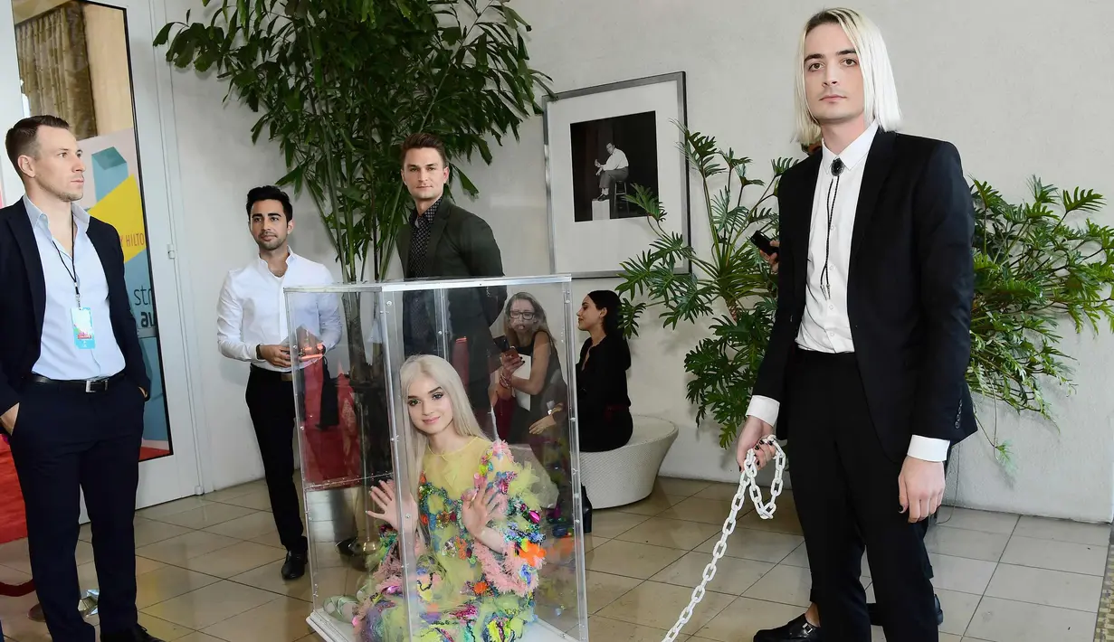 Penyanyi, Poppy saat tiba menghadiri Streamy Awards 2017 di The Beverly Hilton Hotel, California (26/9). Penyanyi pendatang Baru yang dikenal dengan sebutan That Poppy ini hadir dengan terkurung di dalam kotak kaca. (AFP Photo/Valerie Macon)