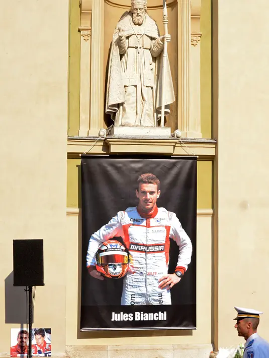 Foto pembalap F1 Jules Bianchi terpasang di sisi Reparate Katedral Sainte saat acara pemakaman pembalap asal Prancis tersebut, Nice, Selasa (21/7/2015). Bianchi meninggal akibat kecelakaan di Jepang pada 2014. (REUTERS/Jean-Pierre Amet)
