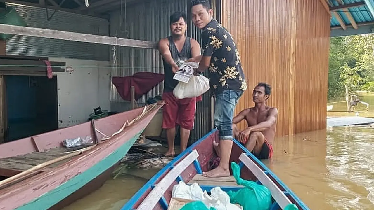 Relawan pendukung Ben-Ujang membagikan sembako untuk warga terdampak banjir di Katingan. (Istimewa).