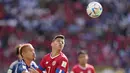 Bek Jepang, Yuto Nagatomo berebut bola dengan pemain Kosta Rika, Anthony Contreras selama pertandingan grup E Piala Dunia 2022 Qatar di Stadion Ahmad Bin Ali di Al Rayyan, Qatar, Minggu, 27 November 2022. Kosta Rika menang tipis atas Jepang dengan skor 1-0. (AP Photo/Ariel Schalit)
