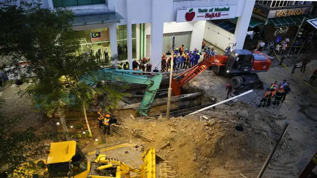Sinkhole di Jalan Masjid India, Kuala Lumpur, Malaysia. (AP/ Vincebt Thian)