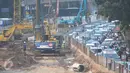 Kemacetan yang terjadi disebelah proyek pembangunan underpass Mampang Prapatan-Kuningan, Jakarta, Selasa (16/5). Pembangunan itu diiringi dengan rekayasa lalu lintas sejak 10 Maret hingga Desember mendatang. (Liputan6.com/Helmi Afandi)