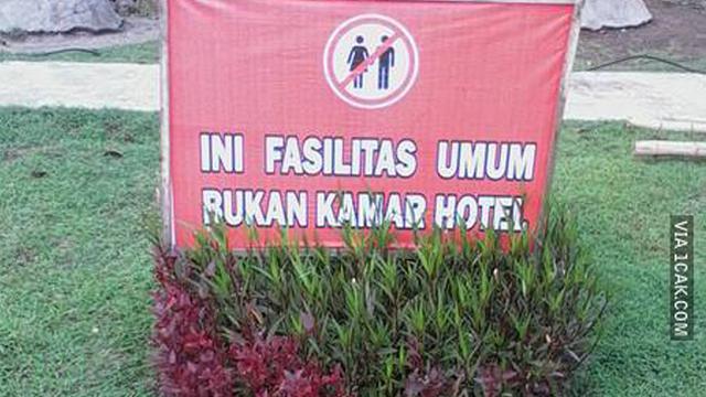 Deretan Spanduk di Taman Bermain Super Kocak, Sukses Bikin Orang Kesal