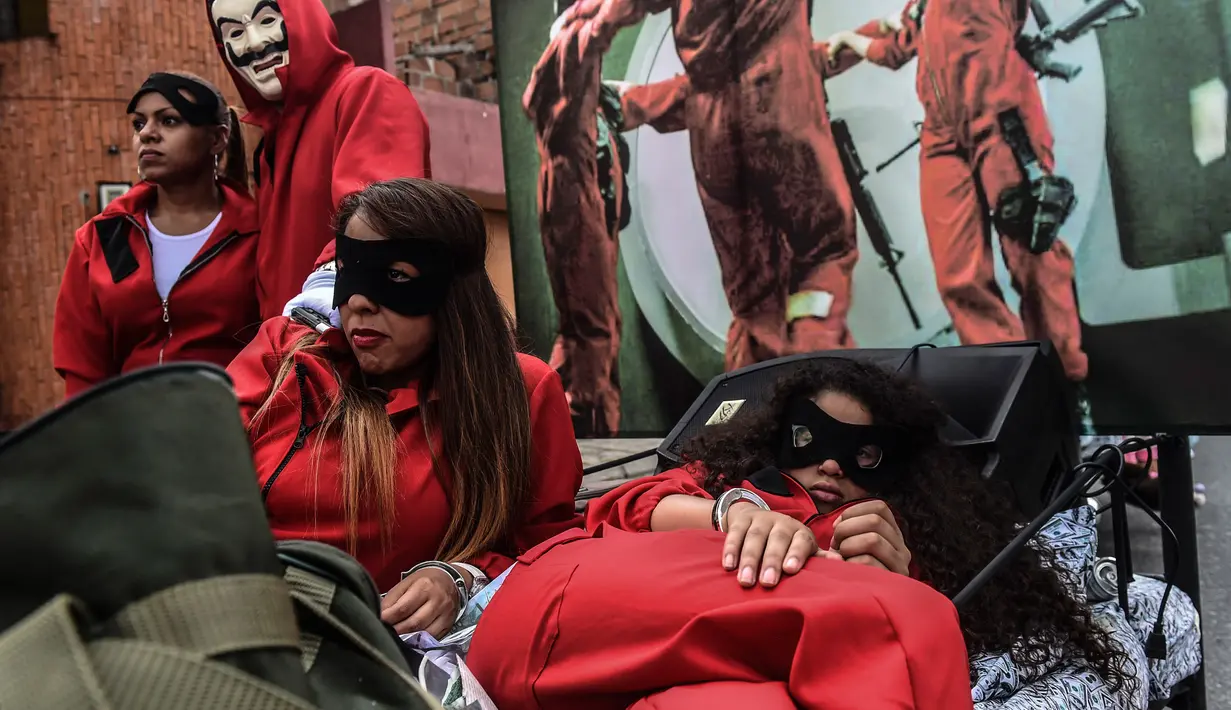 Warga Kolombia mengambil bagian dalam pawai merayakan Hari Kemalasan Sedunia di Itagui, dekat Medellin, Minggu (19/8). Perayaan hari malas itu dimeriahkan dengan kompetisi piyama terbaik dan tempat tidur ternyaman serta paling unik (AFP/JOAQUIN SARMIENTO)