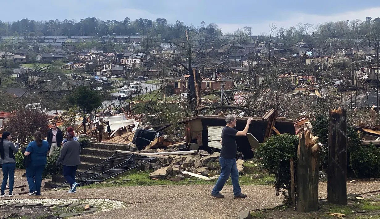 Kota Wynne di timur laut Arkansas juga hancur, dan para pejabat melaporkan dua orang tewas di sana, bersama dengan rumah yang hancur dan orang-orang yang terperangkap di reruntuhan. (Staci Vandagriff/Arkansas Democrat-Gazette via AP)
