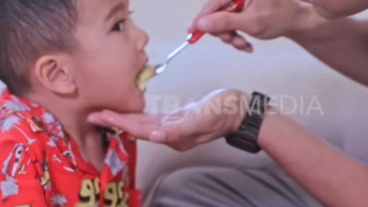 Potret Raffi Ahmad Masak Sendiri Sarapan Untuk Rayyanza, Bingung Cara Nyalakan Kompor Rp2 M yang Dibeli Nagita Slavina