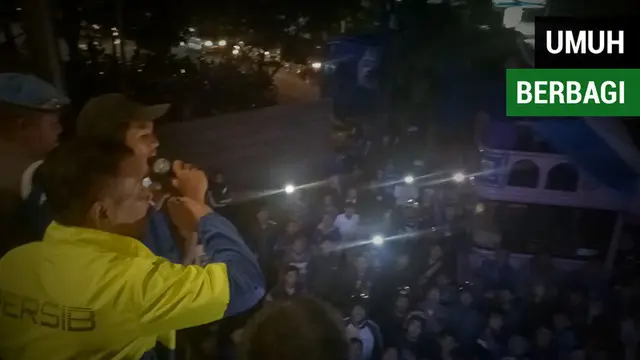 Berita video Manajer tim Persib Bandung, Umuh Muchtar, membagi-bagikan uang kepada Bobotoh setelah konvoi juara Persib U-19.