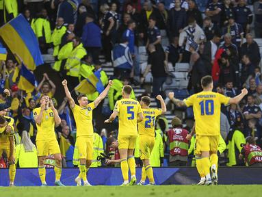 Pemain Ukraina merayakan peluit akhir pertandingan sepak bola play-off kualifikasi Piala Dunia 2022 antara Skotlandia dan Ukraina di Hampden Park Stadium, Glasgow, Skotlandia, 1 Juni 2022. Ukraina menang 3-1. (Malcolm Mackenzie/PA via AP)