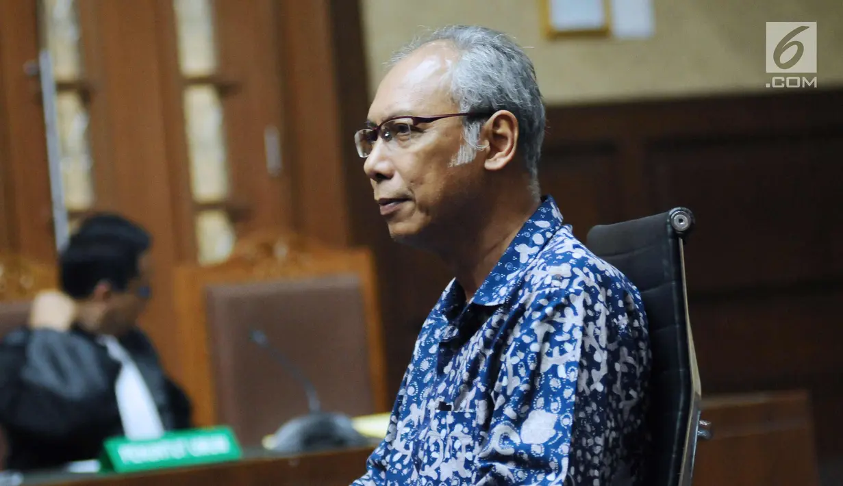 Dokter RS Permata Hijau, Bimanesh Sutarjo mengikuti sidang perdana di Pengadilan Tipikor, Jakarta, Kamis (8/3). Dalam dakwaan, Bimanesh diduga sengaja merintangi penyidikan tersangka kasus korupsi e-KTP, Setya Novanto. (Liputan6.com/Helmi Fithriansyah)