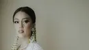 Melengkapi tampilannya, Nabila mengenakan perhiasan silver. Dari kalung tanpa liontin hingga anting-anting berukuran medium yang serasi. [@inspirasapictures].