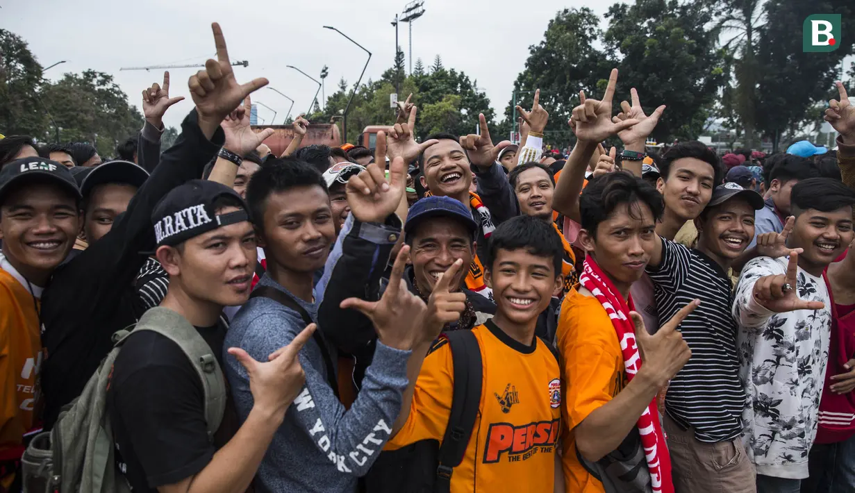 Suporter Persija Jakarta, The Jakmania, antri tiket jelang laga final Piala Presiden di sekitar SUGBK, Jakarta, Sabtu (17/2/2018). Persija akan melawan Bali United. (Bola.com/Vitalis Yogi Trisna)
