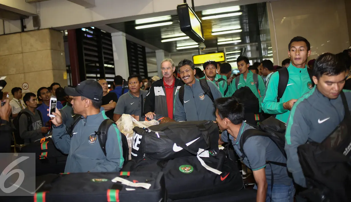 Pelatih timnas Alfred Riedl bersama para pemainnya tiba di Bandara Soekarno Hatta, Jakarta, Kamis (8/12). Timnas Indonesia berhasil melangkah ke partai final AFF 2016 setelah berhasil menahan imbang Vietnam pada leg kedua. (Liputan6.com/Faizal Fanani)