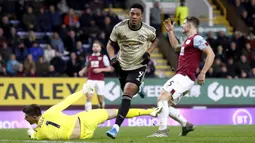 Selebrasi pemain Manchester United Anthony Martial (tengah) saat mencetak gol ke gawang Burnley pada pertandingan Liga Inggris di Turf Moor, Burnley, Inggris, Sabtu (28/12/2019). MU menang 2-0 dan melonjak ke posisi lima klasemen. (Martin Rickett/PA via AP)