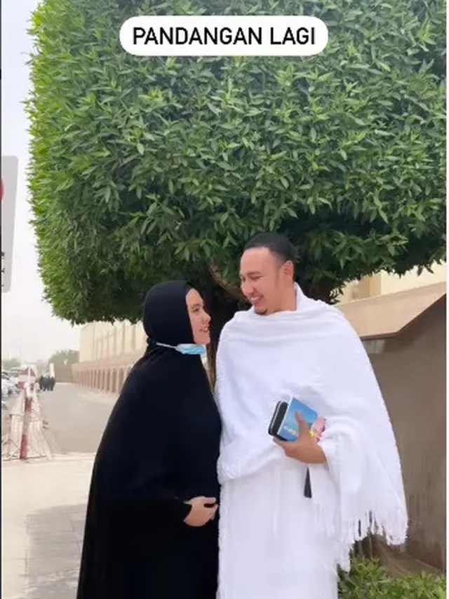 Kartika Putri dan Habib Usman Bin Yahya umrah pada bulan Ramadhan 2022 (Foto: Instagram/@kartikaputriworld)