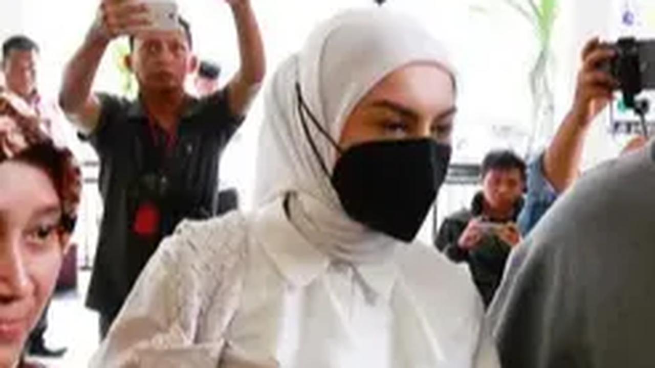 Potret Irish Bella Hanya Senyum dan Diam Hadiri Sidang Perceraiannya