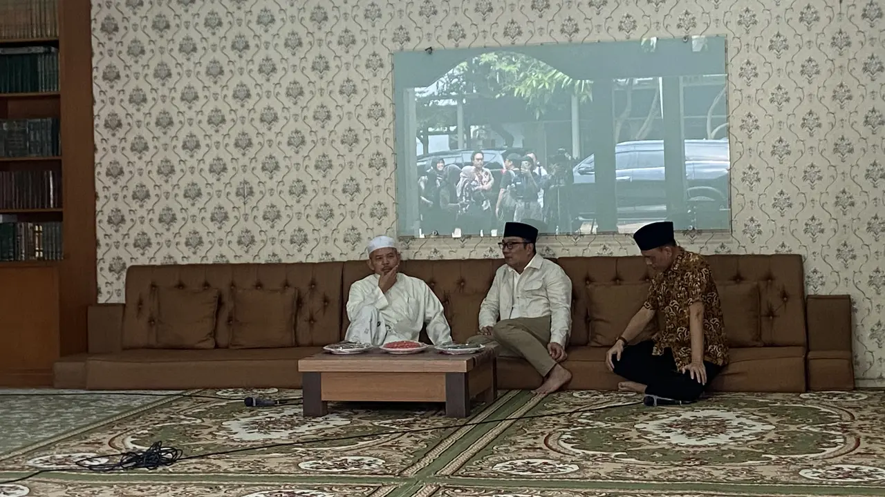 Calon Gubernur nomor urut 1, Ridwan Kamil (RK) saat bersilaturahmi ke Pondok Pesantren Darul Islah di Kalibata, Jakarta Selatan, Rabu (2/10/2024).