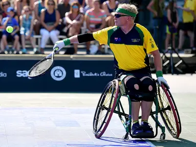 Petenis kursi roda dari Australia, Daniel Jeffery memukul bola setelah memenangkan pertandingan atas Amerika Serikat dalam pertandingan awal tenis kursi roda Invictus Games 2017 di Nathan Phillips Square. Toronto, (24/09) (Harry How / Getty Images / AFP)