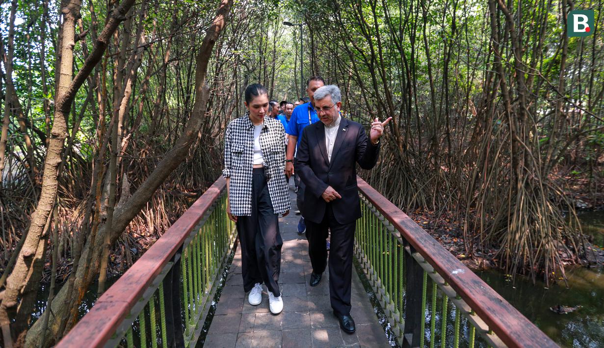 <p>Duta Besar&nbsp;Iran untuk Indonesia, Mahdi Rounagh (kanan) berbincang dengan perwakilan dari Kemenpora RI, Mikha Tambayong saat berjalan menuju lokasi acara penanaman bakau "Kick-off Dribbling Towards Sustainbility FIBA Basketball World Cup 2023" di Kawasan Ekowisata Mangrove PIK, Jakarta, Selasa (22/08/2023). (Bola.com/Bagaskara Lazuardi)</p>