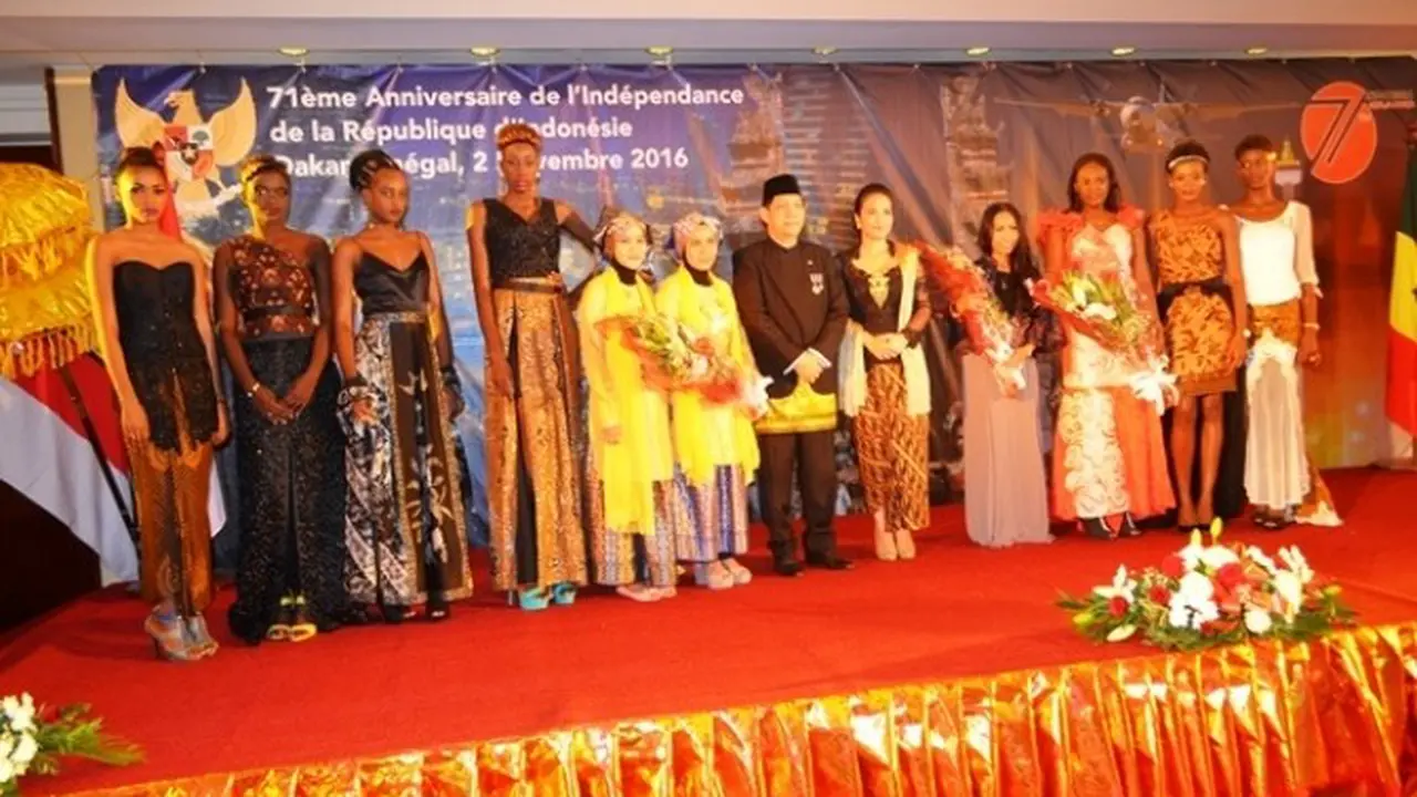 Finalis Miss Senegal Gunakan Batik Indonesia di Dakar