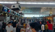 Suasana Terminal 3 Bandara Soekarno Hatta, pada saat arus mudik Lebaran Tahun 2023. Tampak ratusan penumpang antre mengular di loket maskapai.