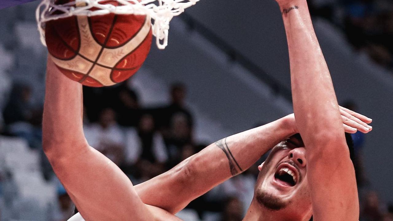 Reaksi pebasket Kanada, Zach Edey (kanan) saat melakukan slam dunk saat mendapat tekanan dari pebasket Lebanon, Hayk Gyokchyan pada laga kedua Grup H Piala Dunia FIBA 2023 di Indonesia Arena, Senayan, Jakarta, Minggu (27/08/2023).