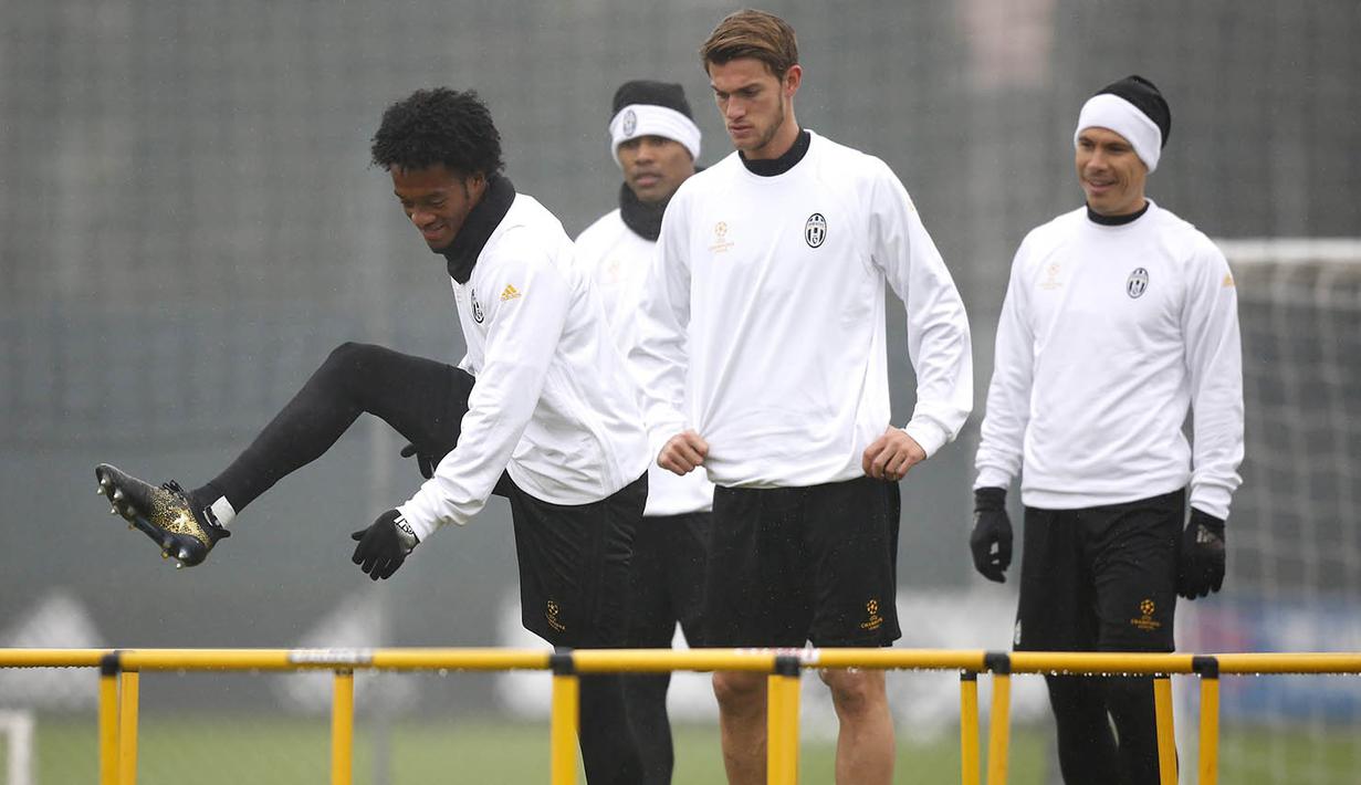 Pemain Juventus, Juan Cuadrado dan Daniele Rugani, berlatih ringan jelang laga Liga Champions melawan Sevilla di Vinovo, Italia, Senin (21/11/2016). Pada matchday kelima Juve akan bertandang ke Sevilla. (AFP/Marco Bertorello)