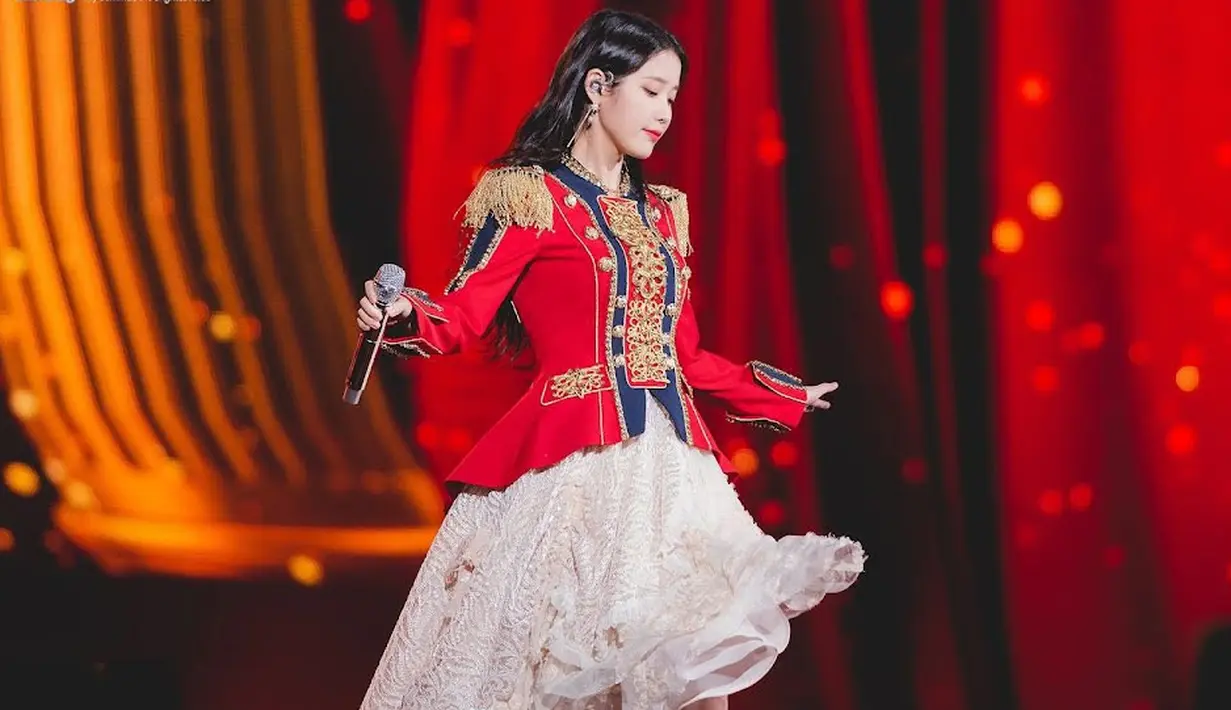 <p>Cantiknya IU dalam balutan Military x Princess Fusion. (Foto: bluewing via Koreaboo)</p>