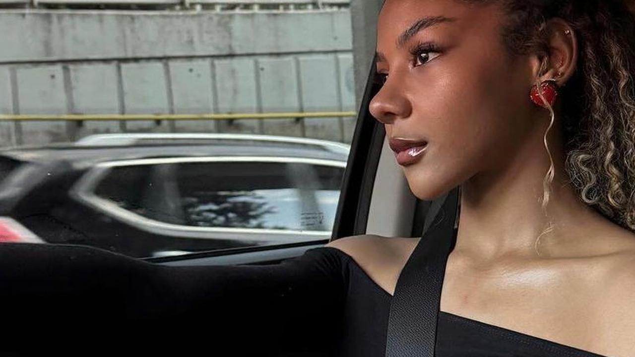 Penampilannya kini bikin pangling, netizen menduga gadis 20 tahun ini jalani operasi plastik bagian wajah.