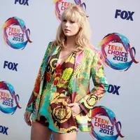 Taylor Swift meraih Teen Icon Award dalam Teen Choice Awards 2019. (dok. RICH FURY / GETTY IMAGES NORTH AMERICA / AFP)