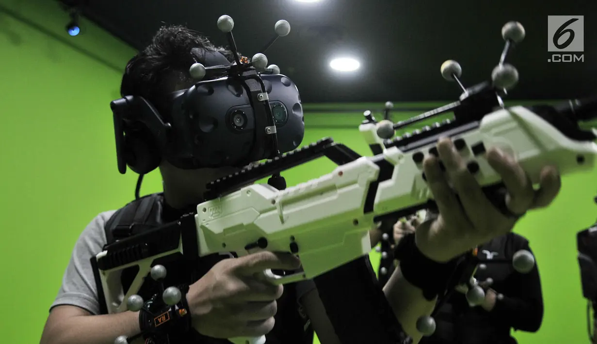 Pengunjung saat bermain Sandbox VR Experience di Lotte Shopping Avenue, Jakarta, Rabu (6/3).   CoHive dan Sandbox VR  resmi membuka lokasi experience centre yang kedua di Lotte Shopping Avenue. (merdeka.com/Iqbal S. Nugroho)