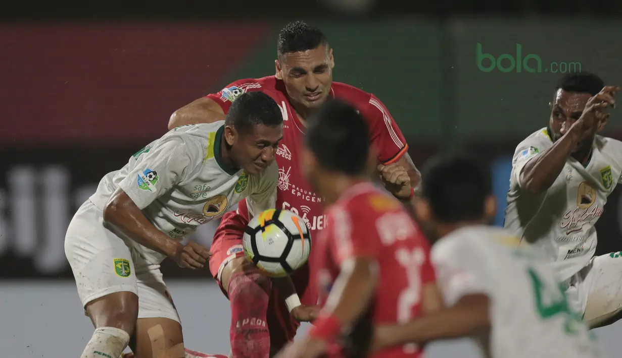 Duel pemain Persija Jakarta dan Persebaya pada laga Gojek Liag 1 bersama Bukalapak di Stadion PTIK, Jakarta (26/6/2018). Persija dan Persebaya bermain imbang 1-1. (Bola.com/Nick Hanoatubun)
