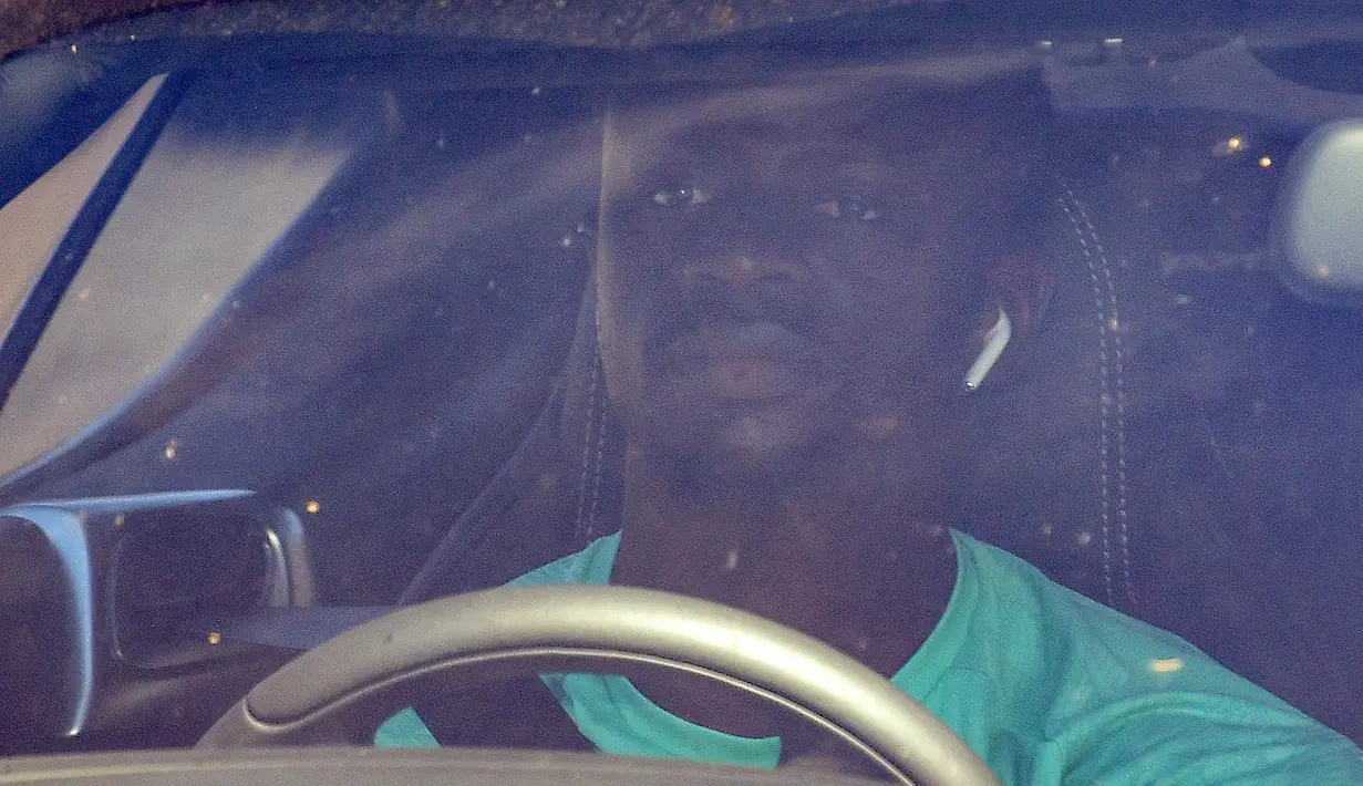 Sadio Mane sempat beberapa kali tertangkap kamera saat sedang sholat berjamaah di Liverpool Central Mosque dan Liverpool Mosque and Islamic Institute di kota Liverpool. (AFP/Paul Ellis)