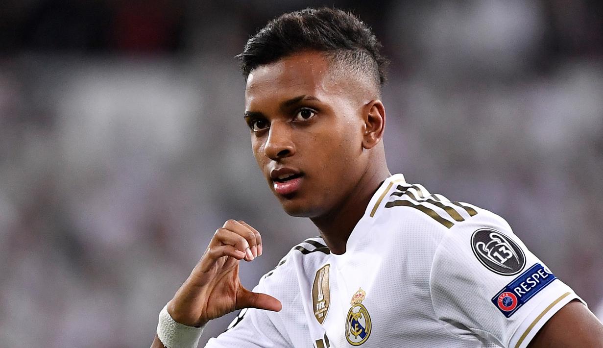 4. Rodrygo Goes (Brasil) - Pemain Real Madrid ini mempunyai talenta yang luar biasa. Kemampuannya sebagai striker cukup lengkap. Tidak hanya tajam dalam urusan mencetak gol, Rodrygo juga dapat mendribel bola dengan mumpuni. (AFP/Pierre-Philippe Marcou)