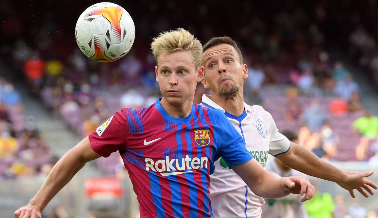 Erik ten Hag nampaknya masih ngebet untuk mendatangkan Frenkie De Jong dari Barcelona meskipun kepindahannya akan berlangsung cukup rumit. Sosoknya dibutuhkan untuk menggantikan peran Paul Pogba yang hengkang menuju Juventus pada bursa transfer musim panas 2022/2023 ini. Setan Merah diketahui rela merogoh kocek hingga 85 juta euro untuk sang pemain. (AFP/Lluis Gene)