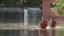 Biksu Buddha berjalan melewati pagoda yang banjir setelah hujan turun di Phnom Penh, Kamboja (14 /10/2020). Pejabat bencana Kamboja mengatakan Rabu bahwa lebih dari 10.000 orang telah dievakuasi ke tempat aman setelah badai tropis melanda yang menyebabkan banjir bandang.  (AP Photo/Heng Sinith)