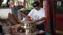 Seorang warga menyiapkan perlengkapan ibadah di Vihara Amurva Bhumi, Jakarta, Kamis (8/2). Dalam kepercayaan Tionghoa, memandikan patung ini dilakukan sehari sebelum dewa Tepekong naik ke langit untuk melaporkan keadaan bumi. (Liputan6.com/Arya Manggala)
