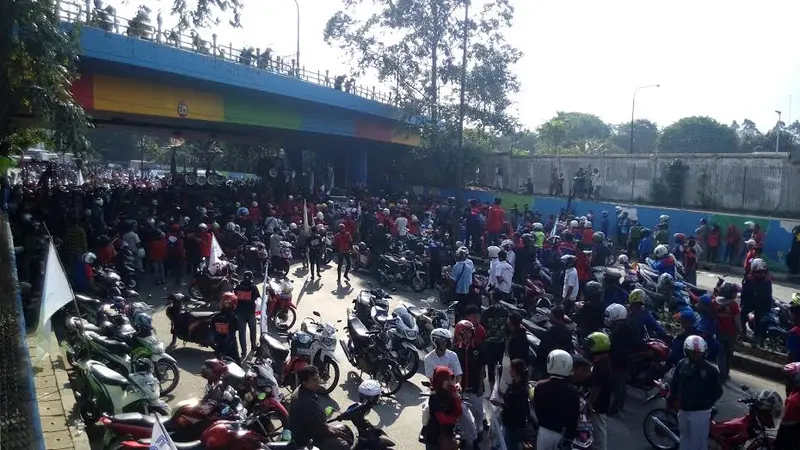 Buruh di Tangerang Blokir Jalan, Kebon Nanas-Cikokol Lumpuh