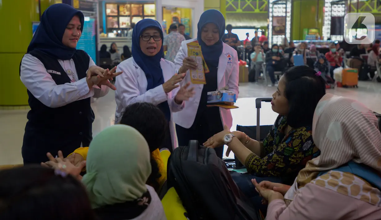 Sejumlah petugas melakukan sosialisasi untuk pencegahan virus Corona di Stasiun Gambir, Jakarta Pusat, Jumat (31/01). PT Kereta Api Indonesia (persero) melakukan sosialisasi kepada penumpang dengan membagi-bagikan masker di stasiun Gambir guna mencegah virus corona. (merdeka.com/Imam Buhori)