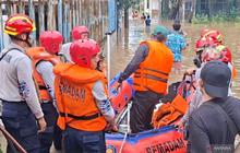 Evakuasi Banjir Jakarta: Gulkarmat Selamatkan Lansia dan Bayi di Cipinang Melayu