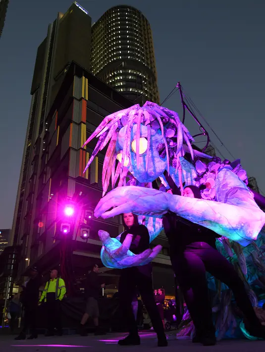 Penampakan makhluk misterius setinggi enam meter berhias cahaya saat pratinjau Festival Vivid Sydney di Barangaroo, Sydney, Australia, Rabu (23/5). Vivid adalah acara budaya luar ruangan yang menampilkan instalasi cahaya. (Saeed KHAN/AFP)