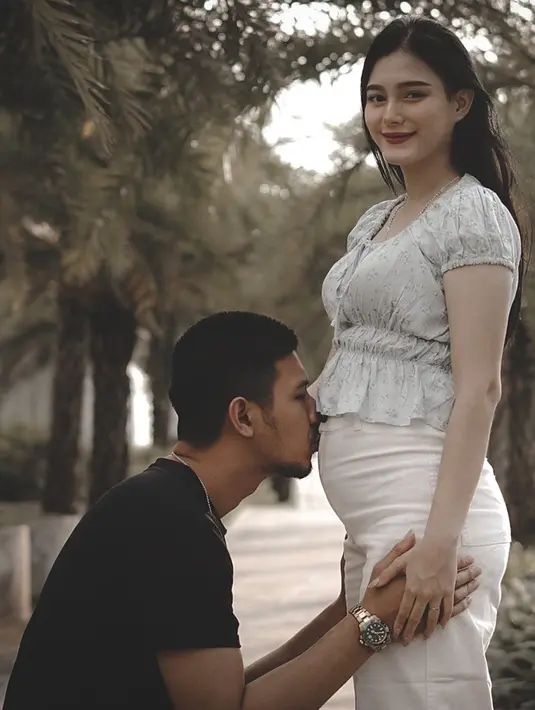 <p>Yasmine Ow yang merupakan model dan selebgram asal Malaysia itu kini juga terlihat makin cantik dengan aura keibuan yang makin terpancar. (Instagram/real_aditya1)</p>