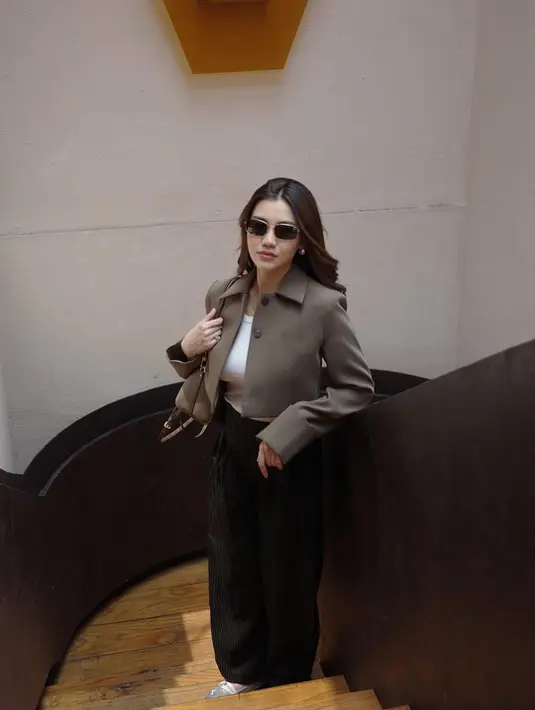 Aaliyah Massaid padukan tanktop putih berlapis cropped blazer dan celana panjang [@aaliyah.massaid]